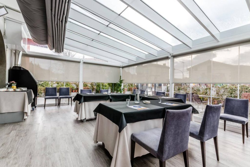 Toiture stores et parois coulissante restaurant à Fonsorbes en Occitanie et Nouvelle Aquitaine