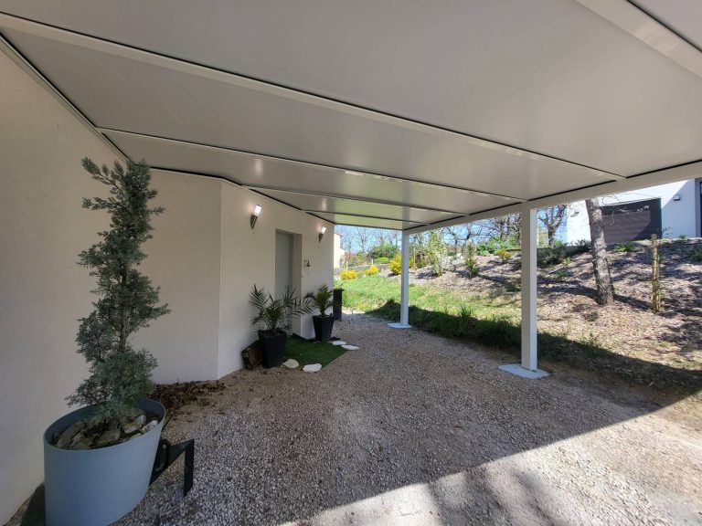 Installation d&rsquo;un carport monopente en aluminium thermolaqué gris anthracite RAL 7016 à Cornebarrieu : esthétique et protection