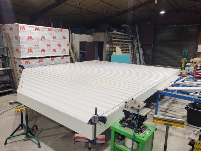 Fabricant pergola sur mesure, blanche en forme de biseau – Gers et Toulouse