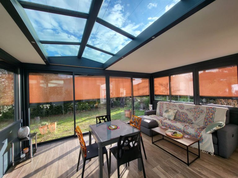 Extension de maison avec puits de lumière et stores zip dans le Gers, à proximité de Toulouse