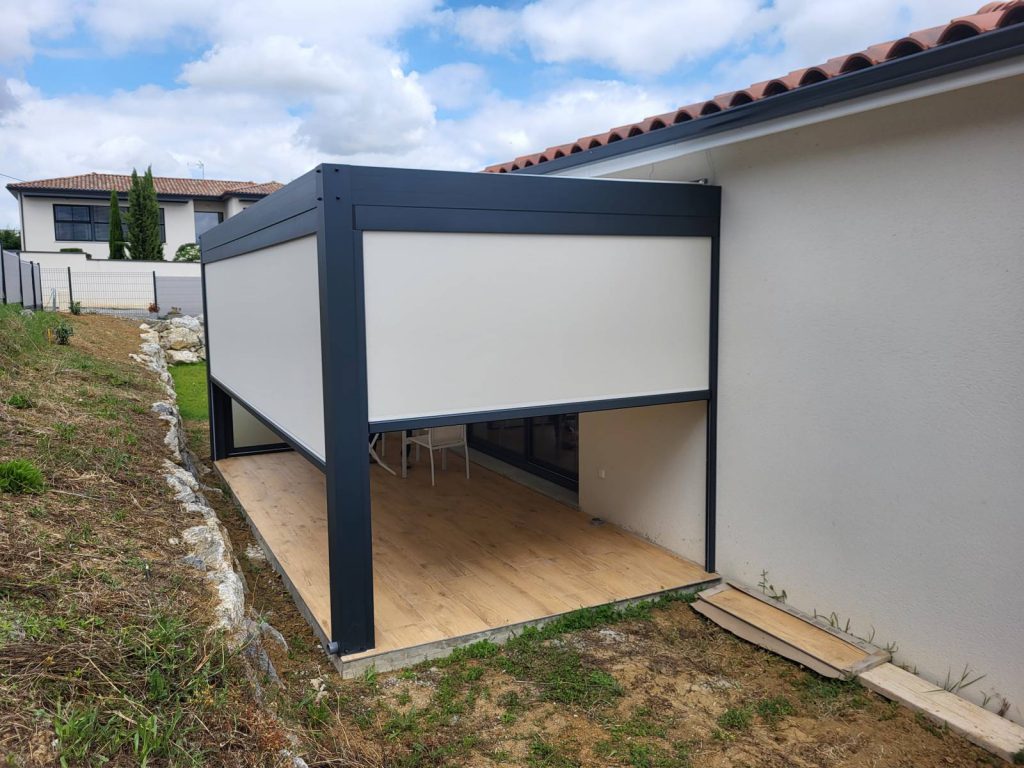 Installation de stores ZIP motorisés en aluminium extrudé à L'Isle-Jourdain pour une protection optimale contre le vent