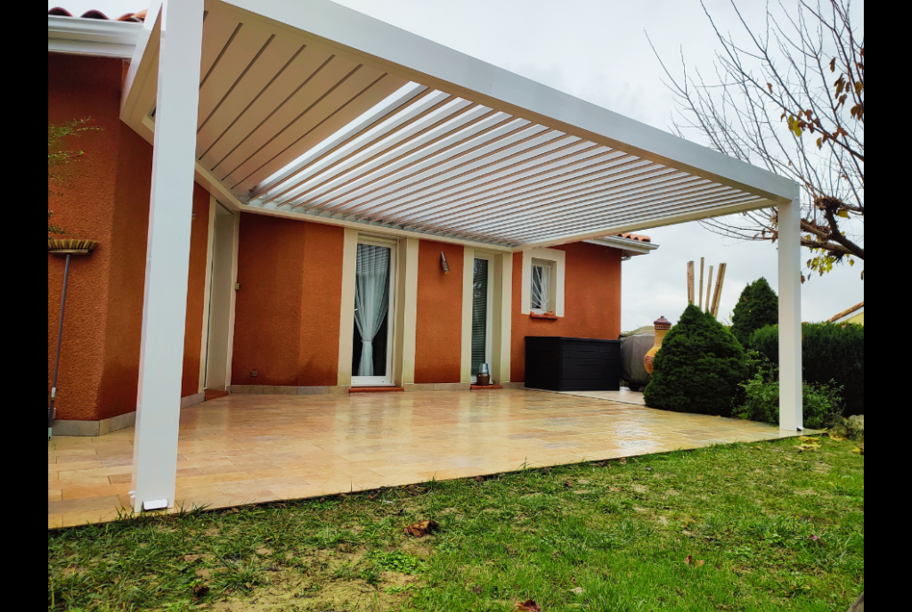Pergola forme spécifique en biseau ou trapèze pour configuration façade maison atypique sur Toulouse et Gers