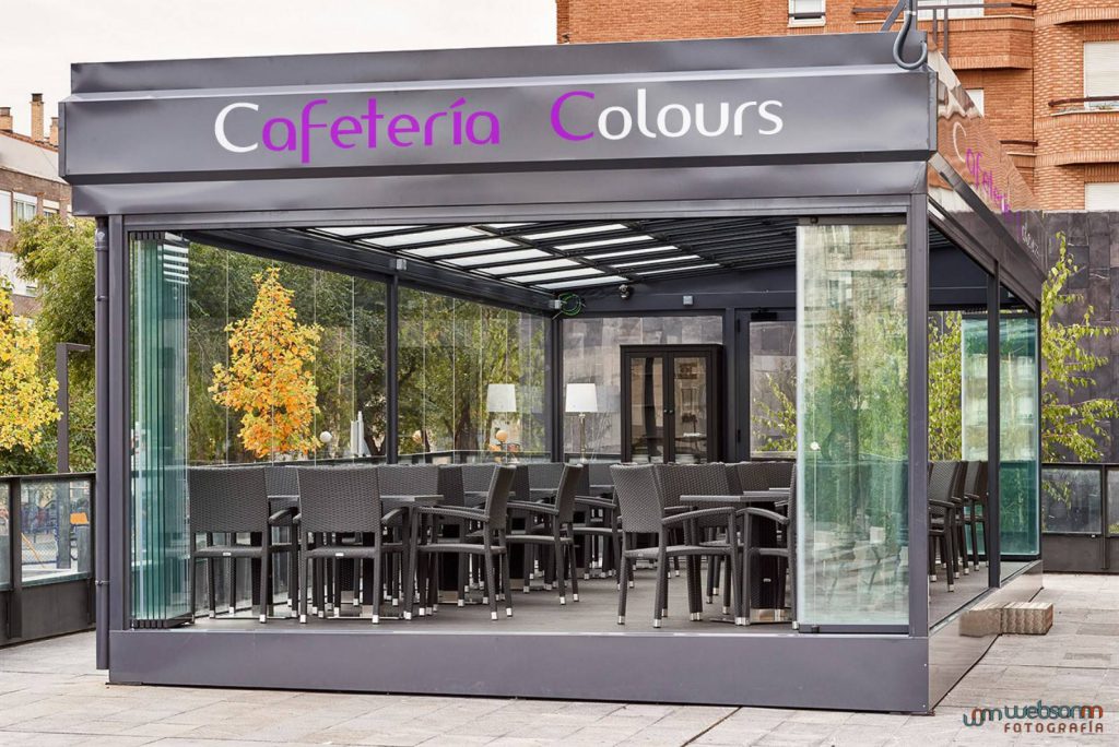 Toiture coulissante rideaux de verre restaurant cafétéria en Occitanie et Nouvelle Aquitaine