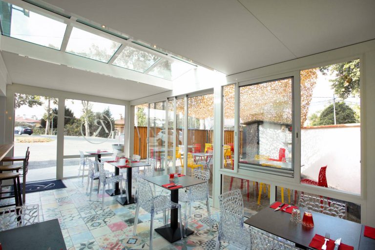 Extension contemporaine pour salle de restaurant à Grenade