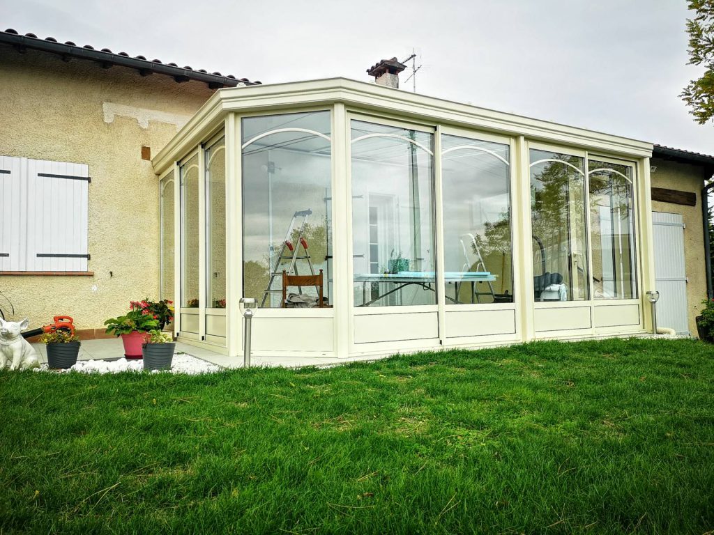 Pose d'une véranda à pan coupé à Gimont