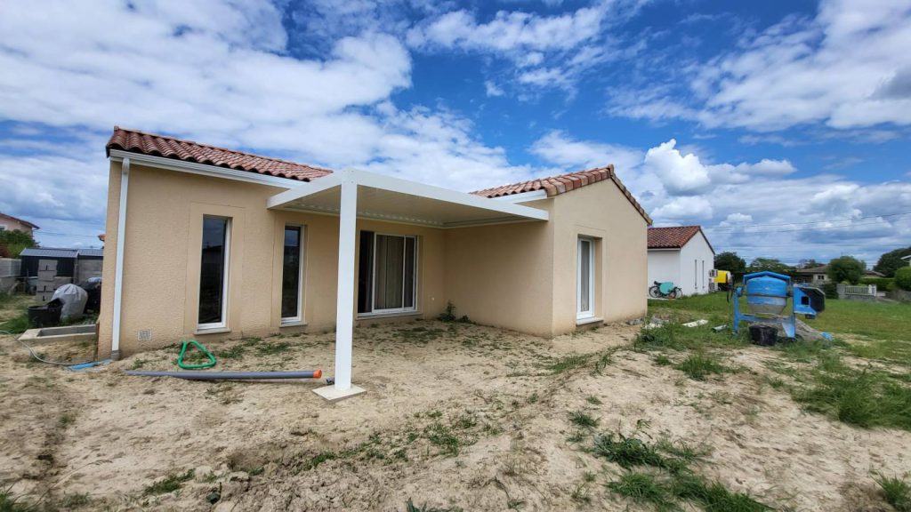 Pose d'une pergola bioclimatique en aluminium blanc à lames orientables à Aucamville : modernité et confort pour votre espace extérieur