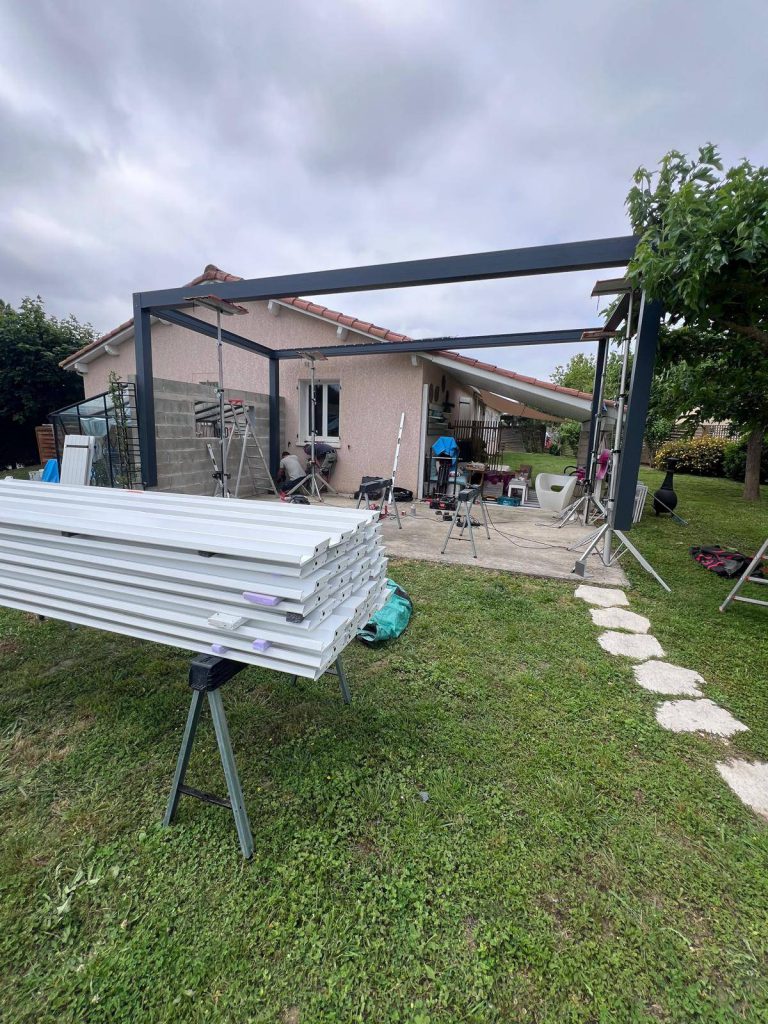 Pose d'une pergola bioclimatique Orialys en aluminium à Aubiet : confort et style pour votre jardin