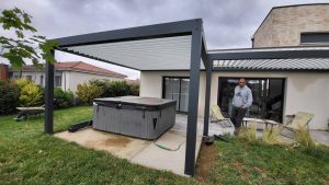Pergolas Bioclimatiques à Lames Orientables Près de Toulouse : Contrôle Parfait de l&rsquo;Ombrage, Options de Motorisation et Coloris Variés
