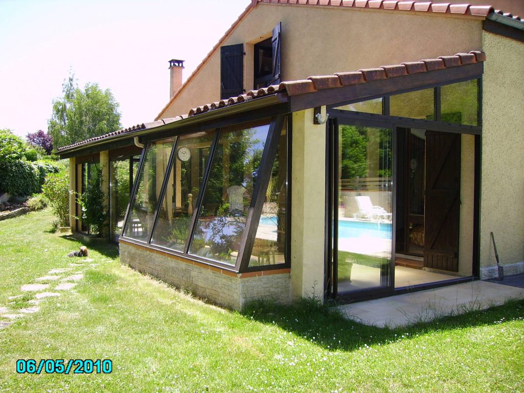 Véranda avec murs vitrés inclinés pour plantarium à Colomiers