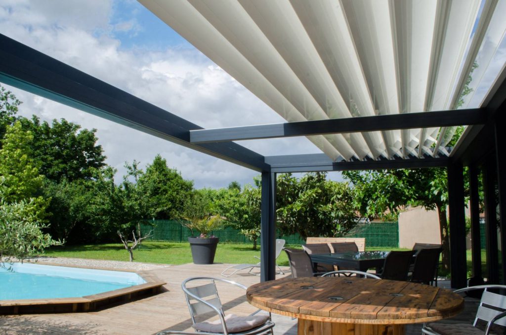 Pergola avec un toit à ciel ouvert grâce à ses lames rétractables - Blagnac (31)