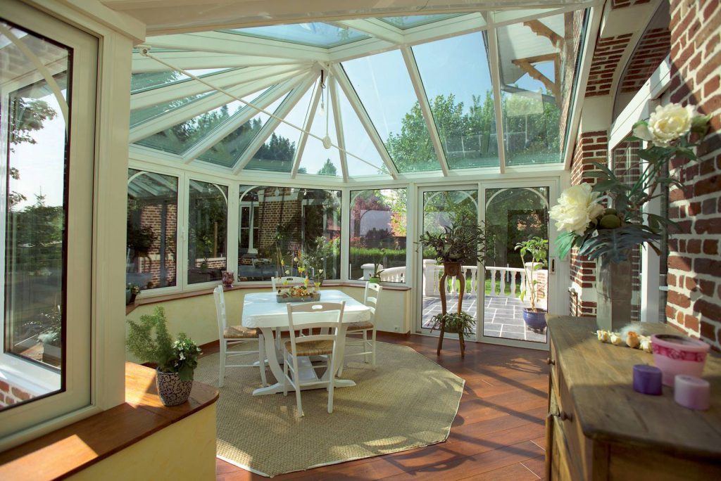 Véranda sur mesure avec toiture en verre à L'Isle Jourdain (32)