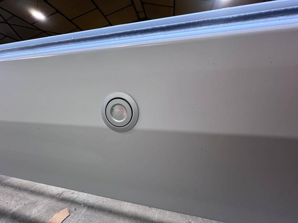 Installation de spots LED orientables encastrables dans poutre chevron à Bretx : éclairage moderne et efficace pour votre extérieur