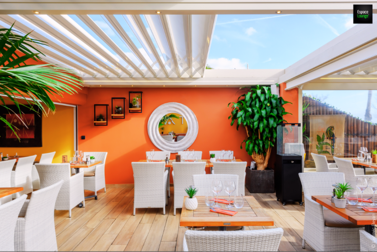 Transformation terrasse restaurant avec toiture rétractable et rideaux de verre en Occitanie et Nouvelle Aquitaine