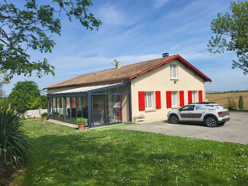 Tendance 2025: Construire une véranda hybride avec panneaux solaires à Rieumes proche de Toulouse