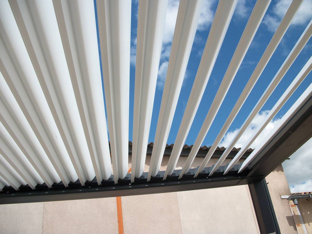 Montage de notre pergola 100% aluminium bioclimatique sur l'espace exposition de 1500m² à Pujaudran. (32)