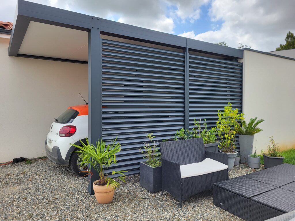 Carport sur mesure en aluminium avec poteau déporté et brise vue Colomiers (31)