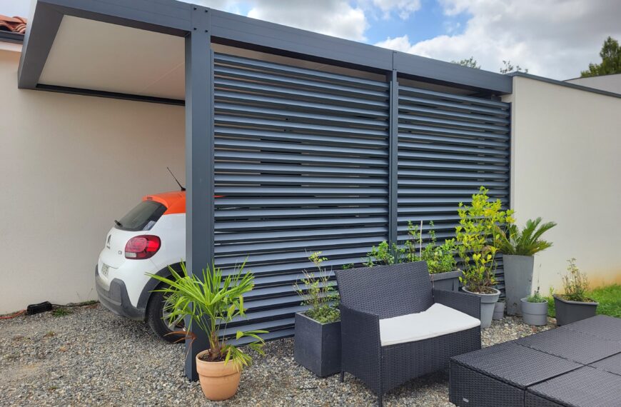 Carport sur mesure en aluminium avec poteau déporté et brise vue Colomiers (31)