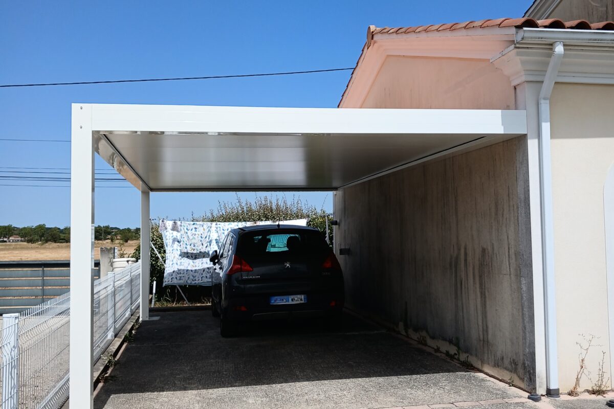 CARPORT DOUBLE BLANC posé sur côté de la maison adossé