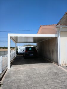 Abri de voitures ou carport thermolaqué en blanc et adossé sur le côté du garage – Tournefeuille 31
