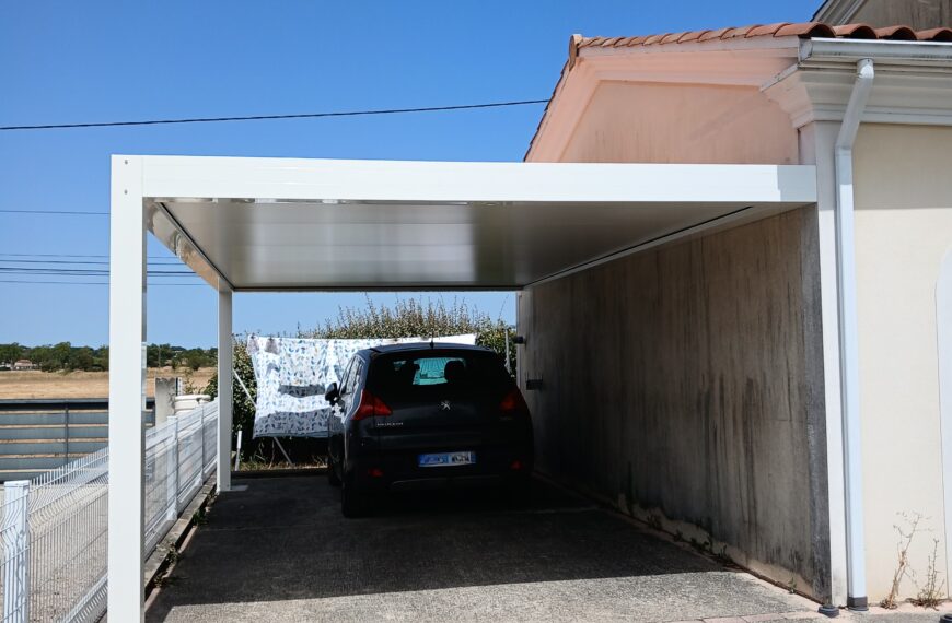 Abri de voitures ou carport thermolaqué en blanc et adossé sur le côté du garage – Tournefeuille 31
