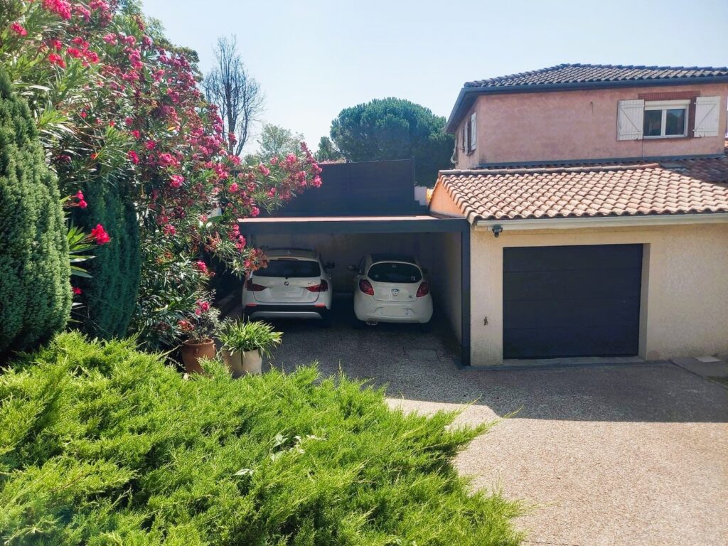 Carport double gris anthracite adossé au mur du garage - L'Isle Jourdain et Colomiers
