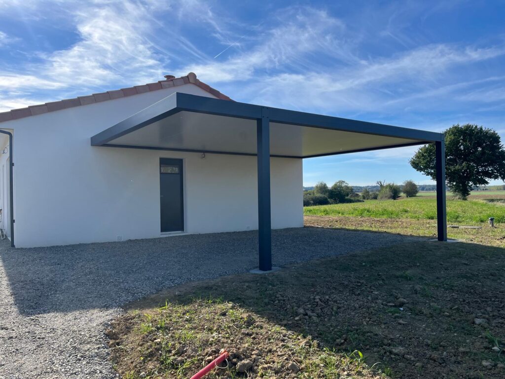 Carport adossé en aluminium 2 poteaux pour abriter une voiture Gers proche de Toulouse