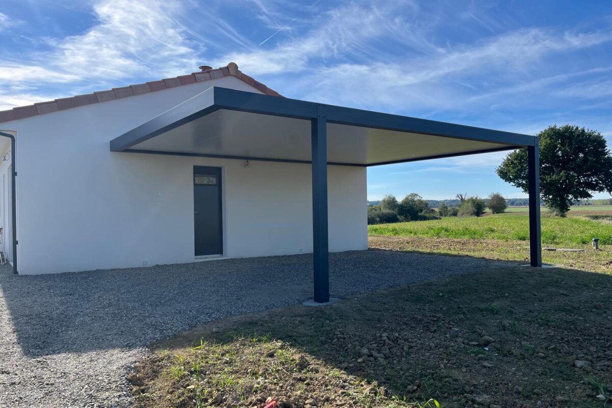 carport adossé en aluminium 2 poteaux pour abriter une voiture gers proche de toulouse