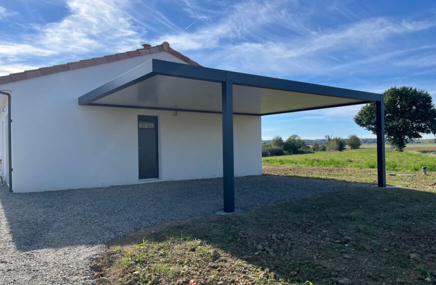 Carport adossé en aluminium 2 poteaux pour abriter une voiture Gers proche de Toulouse