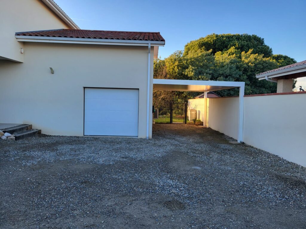 Abri de voitures couleur blanche adossé au mur du garage - Gers proche de Toulouse