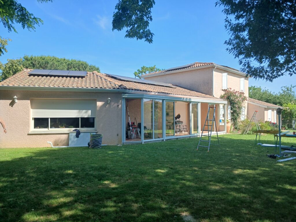 Fermeture de terrasse existante avec une véranda sur mesure blanche - Gers et Toulouse