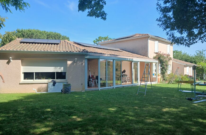 Fermeture de terrasse existante avec une véranda sur mesure blanche – Gers et Toulouse