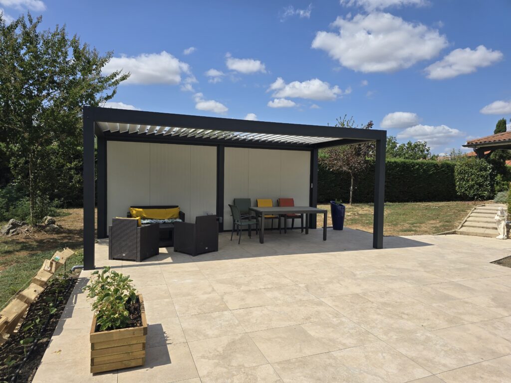 Pergola bioclimatique poolhouse avec nouvelle innovation de cloisons isolation 40 mm pour fermer l'espace - Gers et Toulouse