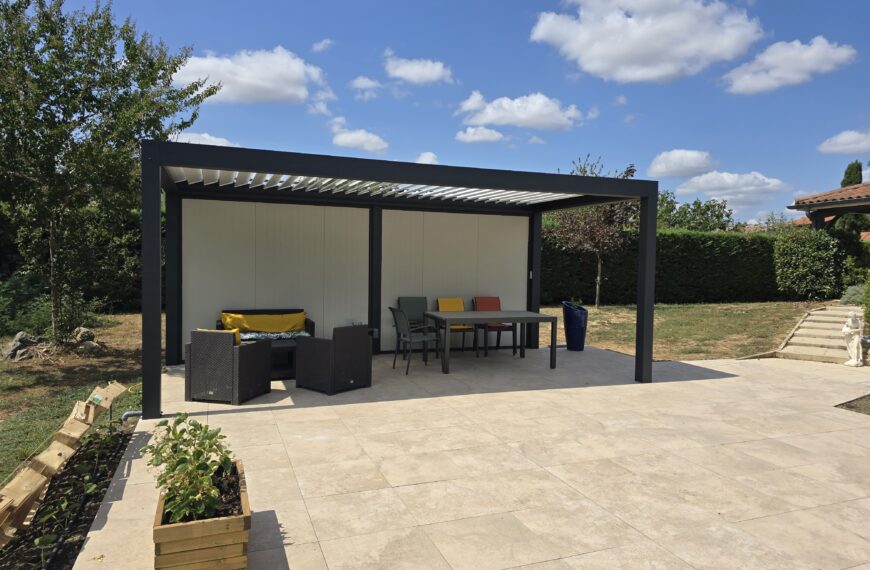 Pergola bioclimatique poolhouse avec nouvelle innovation de cloisons isolation 40 mm pour fermer l&rsquo;espace – Gers et Toulouse