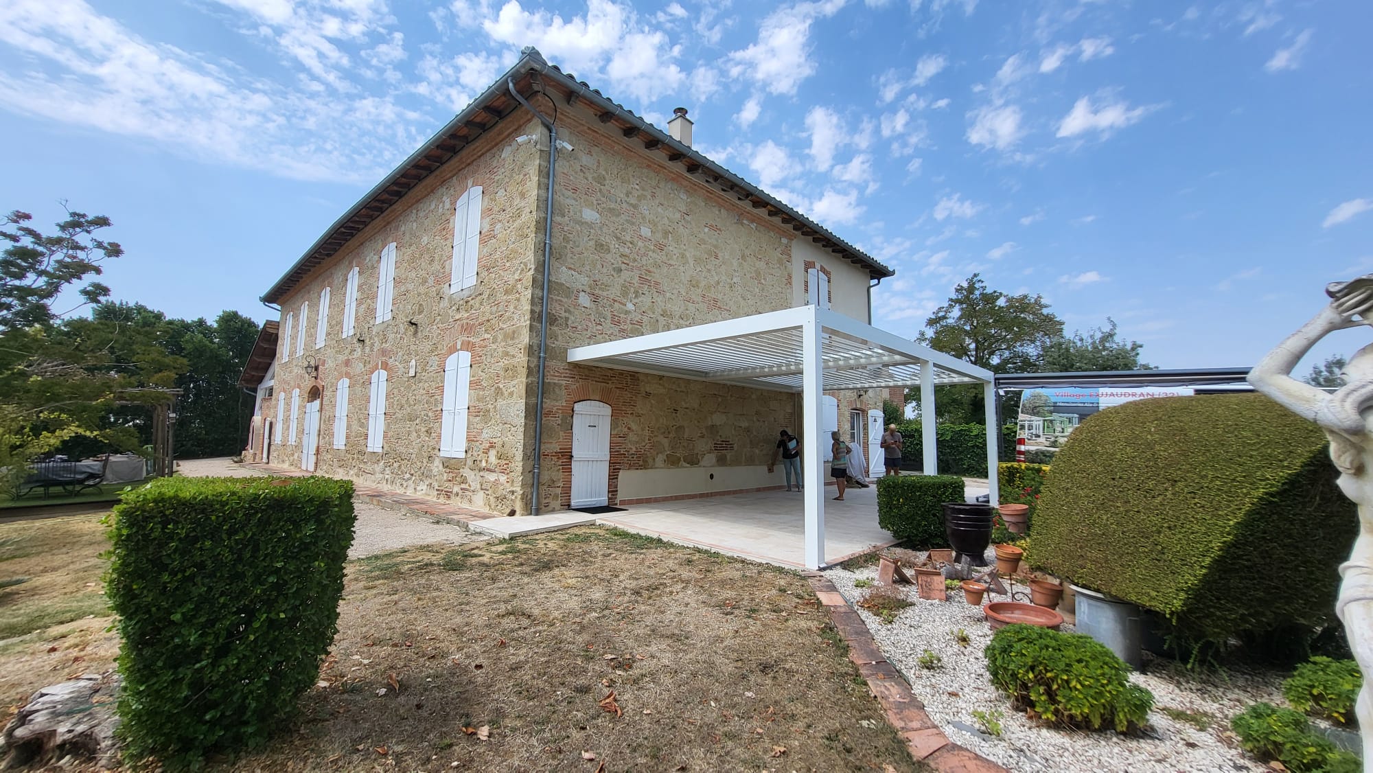 pergola en aluminium blanche sur mesure gers